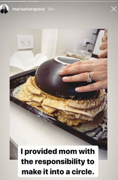 Во время готовки, когда спортсменка показывала, как сделать торт идеальной круглой формы с помощью глубокой тарелки, подписчики заметили, что на «том самом пальце» сверкает внушительный б...