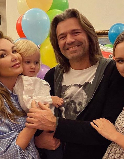 «Полтос»: Стеша Маликова поздравила знаменитого отца с 50-летием (видео)