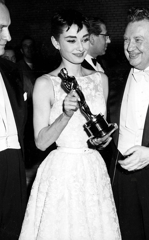 В 1954 году Одри Хепберн получила награду в номинации «лучшая актриса» за роль в фильме «Римские каникулы». Заветную статуэтку актриса получала в кремовом платье модного дома Givenchy. Ег...