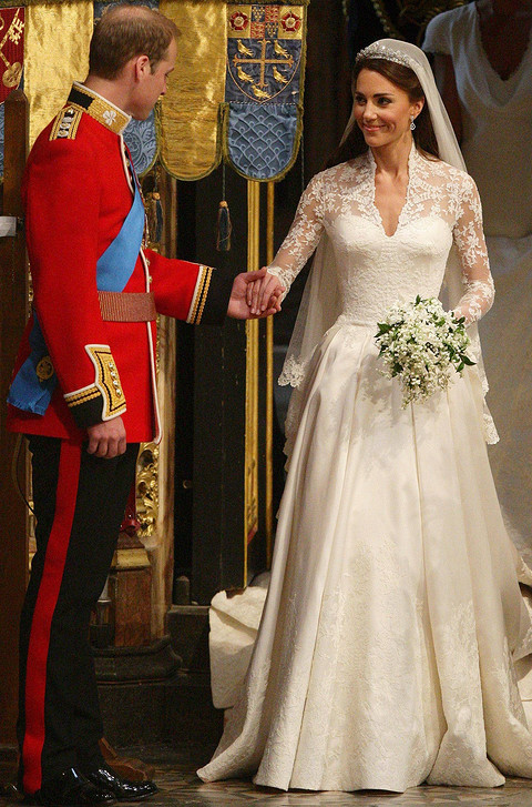 Это платье узнает каждый. В 2011 году Кейт Миддлтон выходила в нем замуж за принца Уильяма. Наряд был сшит под заказ дизайнером Сарой Бертон, которая является креативным директором Alexan...