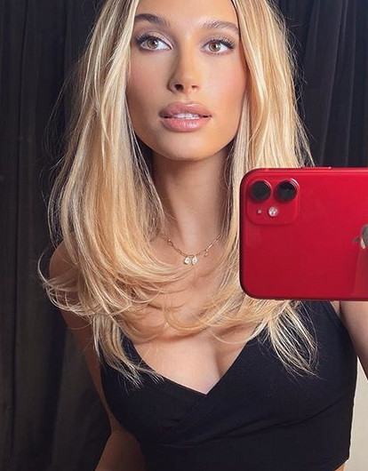 Хейли Бибер показала врожденную мутацию руки