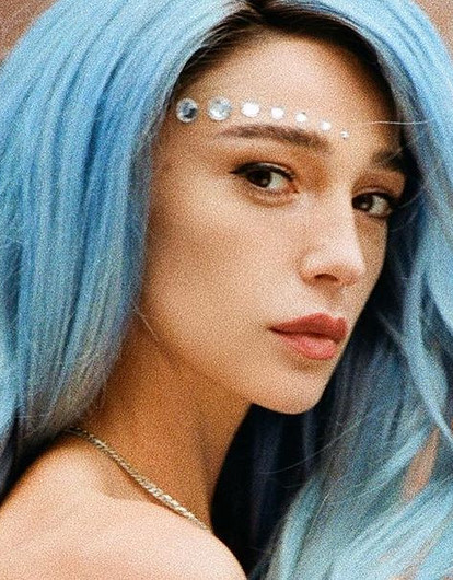 Настя Ивлеева удивила фанатов сходством с Моникой Беллуччи (и до черного парика добралась)