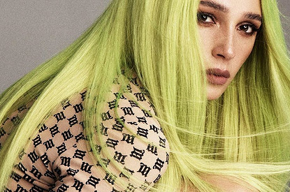 «Цыпочка»: Настя Ивлеева примерила драматичный образ с желтым париком (и снова ей подошло)