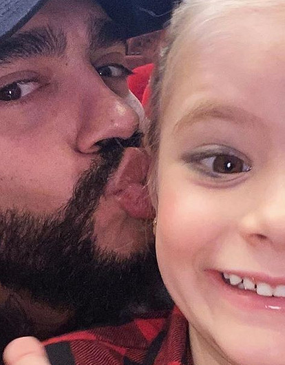 «Гордость распирает»: 5-летняя дочь Тимати без инструктора покорила волну на серфе (видео)