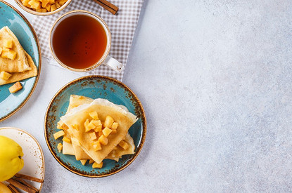 К завтраку и на десерт: 5 вариантов начинки из яблок для блинов