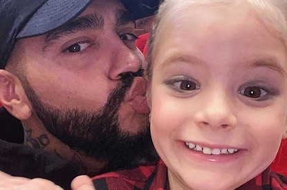 «Гордость распирает»: 5-летняя дочь Тимати без инструктора покорила волну на серфе (видео)