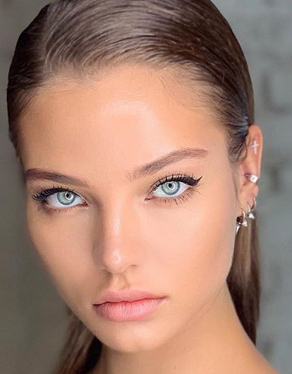 Алеся Кафельникова похвасталась помолвочным кольцом (и сломала пальцы)