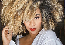 Покажи это мастеру: 6 модных женских стрижек 2020 на вьющиеся волосы с фото