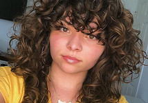 Покажи это мастеру: 6 модных женских стрижек 2020 на вьющиеся волосы с фото