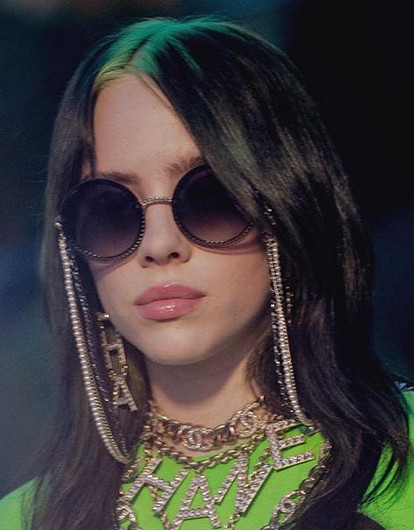 Билли Айлиш впервые показала пышные формы в облегающей одежде (никакого оверсайза)