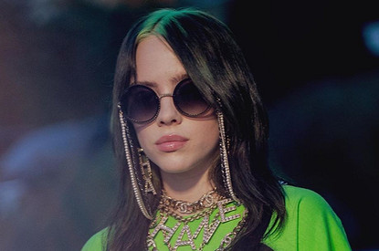 Билли Айлиш впервые показала пышные формы в облегающей одежде (никакого оверсайза)