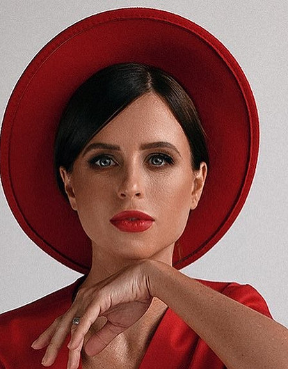 Звезда «Папиных дочек» Мирослава Карпович перекрасилась в блондинку и отстригла волосы