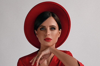 Звезда «Папиных дочек» Мирослава Карпович перекрасилась в блондинку и отстригла волосы