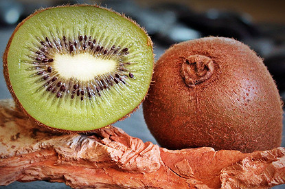 Киви: как есть его правильно (ты зря снимаешь кожуру)