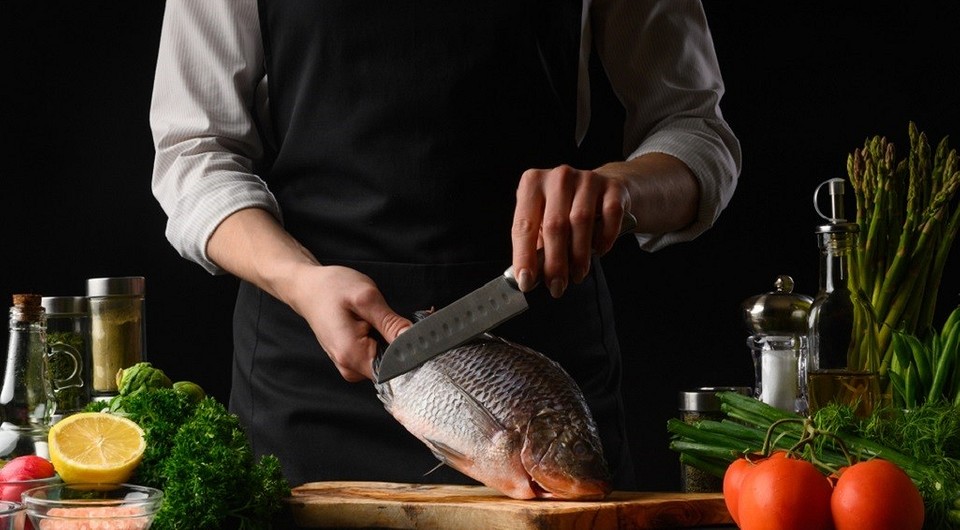 Как почистить рыбу от чешуи быстро и так, чтобы кухня осталась чистой