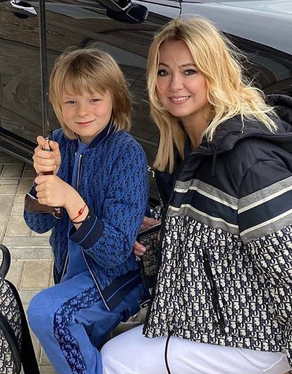 «Лапку дал»: Яна Рудковская показала трогательное общение Гном Гномыча с новорожденным братом (видео)