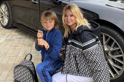 «Лапку дал»: Яна Рудковская показала трогательное общение Гном Гномыча с новорожденным братом (видео)