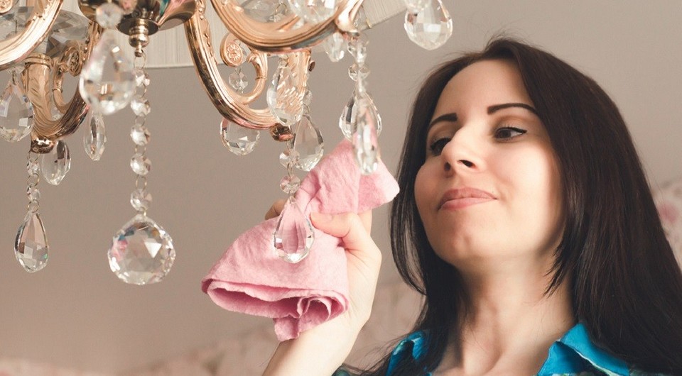 Как помыть хрустальную люстру с подвесками: 4 самых удобных способа и наиболее эффективные средства