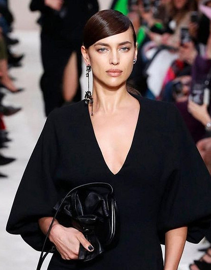 Ирина Шейк на пьедестале разделась для обложки глянца