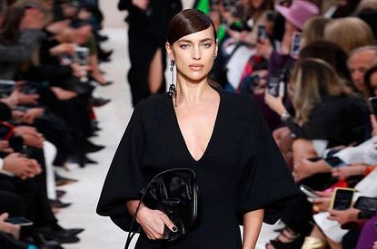 Ирина Шейк на пьедестале разделась для обложки глянца