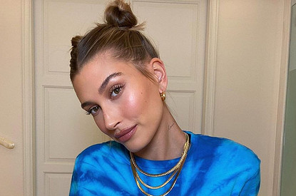 Хейли Болдуин высмеяли из-за пальто за девять тысяч долларов (похоже на тряпку)