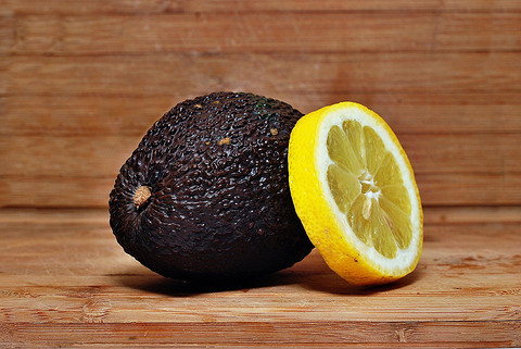 Чтобы выбрать авокадо «Хасс», достаточно знать, что оно круглое, с черной кожицей, косточка небольшая, мякоть желтая. У этого вида маслянистый вкус с ореховой ноткой. Отдельный плюс ...