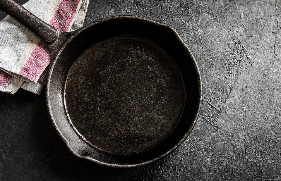 Как подготовить чугунную сковороду перед первым применением: 5 способов обработки