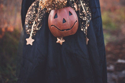 В пижаме, платье или нижнем белье: 3 простых сценария для празднования Хэллоуина дома