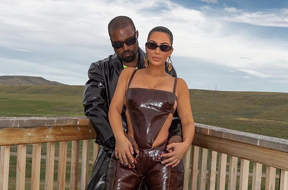 Канье Уэст создал голограмму покойного отца Ким Кардашьян на ее день рождения (видео)