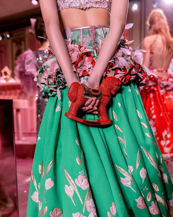 Вещи Ульяны Сергеенко, которая из года в год делает кутюрные показы на Неделе моды в Париже, не перепутаешь ни с чем. В ДНК бренда — традиции в изготовлении одежды (ручное шитье, плетения...