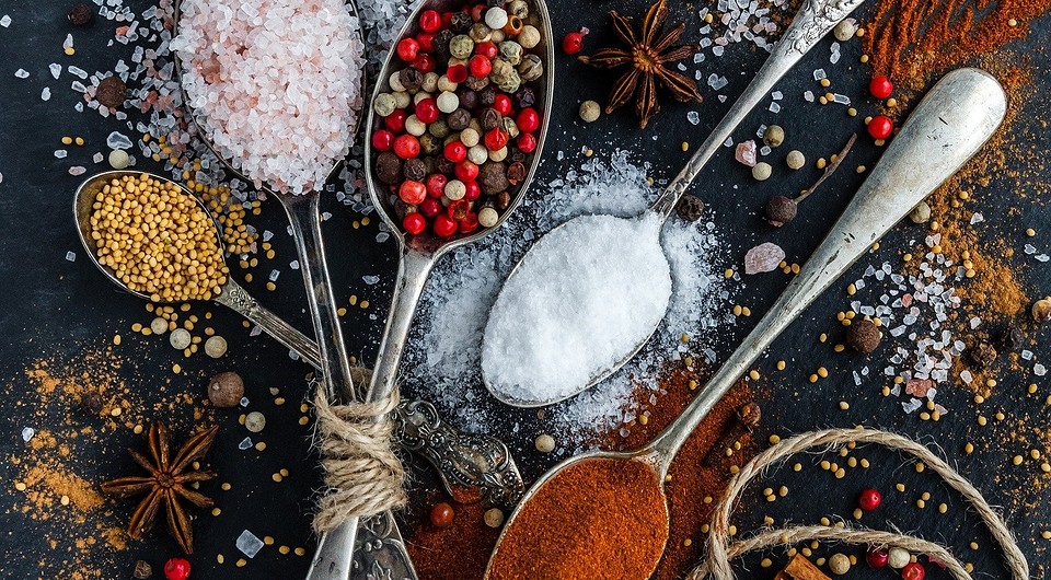 15 полезных заменителей соли (и на вкус намного интереснее)