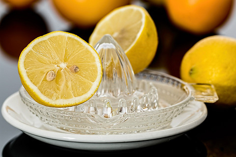 Как источник кислоты, лимонный сок (или цедра лимона) действует аналогично соли, меняя вкус и усиливая аромат блюда. Цедра дает даже более сильный аромат цитрусов. Тот же эффект имеет лай...