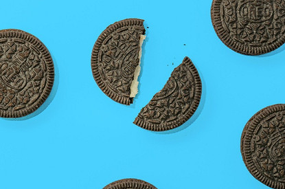 Тушь из печенья, пудра в ледяной воде, помада как консилер: странные (но работающие) бьютихаки