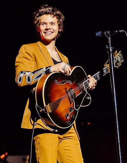 Гарри Стайлса раскритиковали за съемку в платье для Vogue