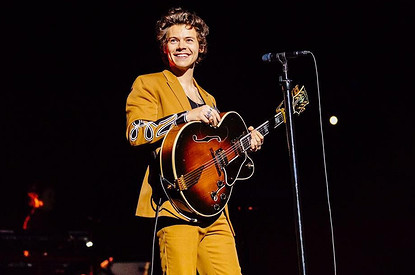 Гарри Стайлса раскритиковали за съемку в платье для Vogue