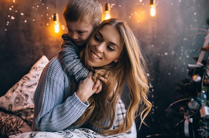 Что надеть на новый год 2021: образы в стиле family look для домашней вечеринки