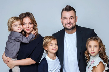 Сергей Жуков с женой спрятал подарок в торт на день рождения дочери (видео)