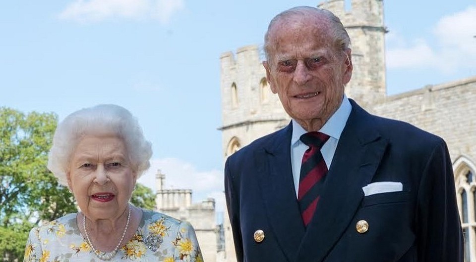 Елизавета II и принц Филипп поделились новым фото в честь 73-й годовщины свадьбы