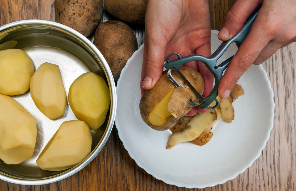 Как быстро почистить картошку: 11 лайфхаков (даже если нет инструментов)