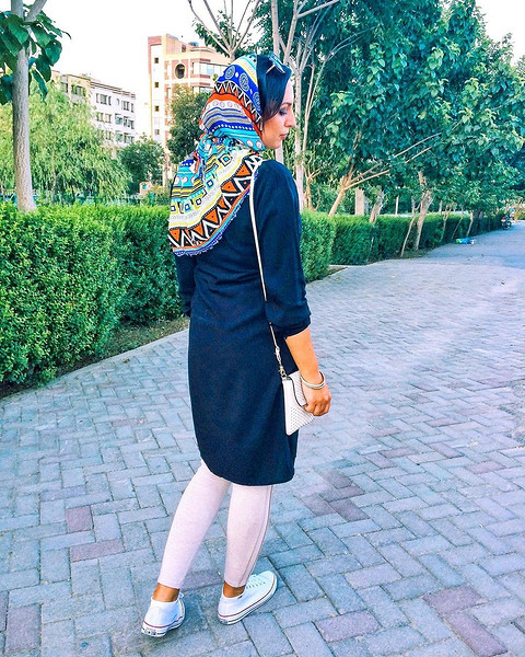 С 1979 года — после иранской революции — для женщин, действительно, ввели дресс-код, согласно которому иранки обязательно должны ходить с покрытой головой и не но...