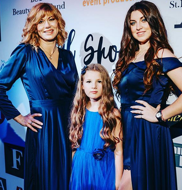 Елена с дочками Сашей и Аглаей