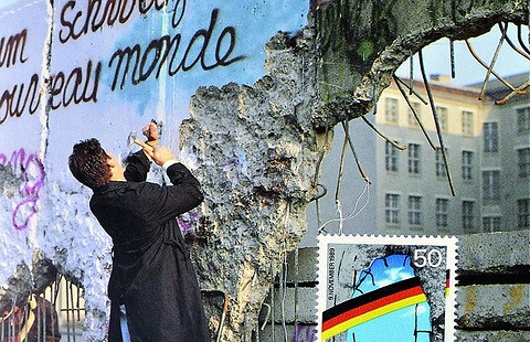 В конце 1989 Г. открылись Бранденбургские ворота , разделявшие Восточный и Западный Берлин. Это стало первым шагом к воссоединению Германии. А в конце 1990 г. Берлинская стена оконча...