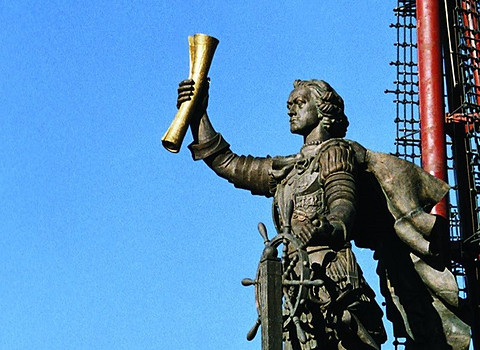Сколько шума наделал памятник Петру I в Москве (1997 г.). Церители не ругал только ленивый. Его творение даже вошло в список самых уродливых строений мира, заняв десятое место.