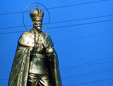 Памятник Николаю II, последнему российскому императору, в Подмосковье устанавливали три раза. Первые два были взорваны экстремистами. Непростые были времена...