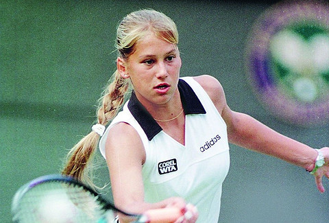 В 1995-м на спортивном олимпе зажглась новая звезда — юная Анна Курникова стала чемпионкой Международной федерации тенниса среди юниоров. Как мы за нее болели и вместе с ней переживали по...