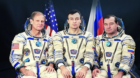 В 1995-м впервые американский астронавт, Норман Тагард (слева), полетел в космос на борту корабля «СОЮЗ» вместе с нашими космонавтами Геннадием Стрекаловым и Владимиром Дежуровым.