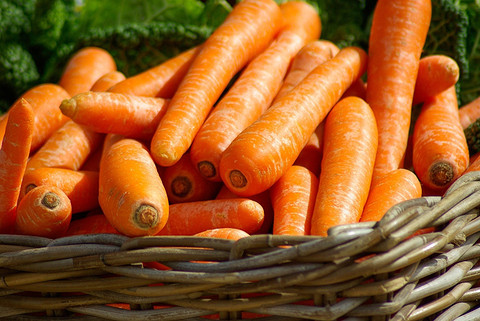 Полезный, а главное — легкий овощ (всего 26 ккал в порции). Морковь также богата пищевыми волокнами, которые способствуют предотвращению запоров и улучшают здоровье кишечника.