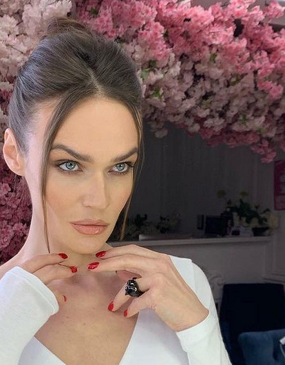 Алена Водонаева и ее 58-летняя мама восхитили парным выходом в обтягивающих брюках (видео)