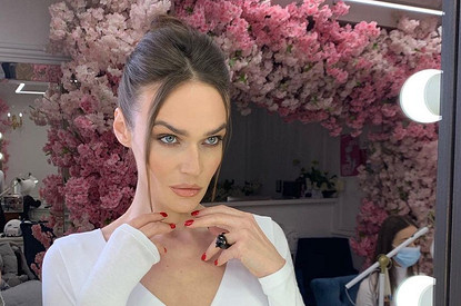 Алена Водонаева и ее 58-летняя мама восхитили парным выходом в обтягивающих брюках (видео)