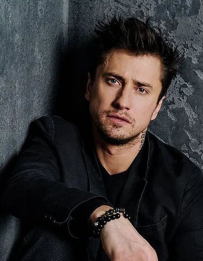 Павел Прилучный впервые показал лицо после операции